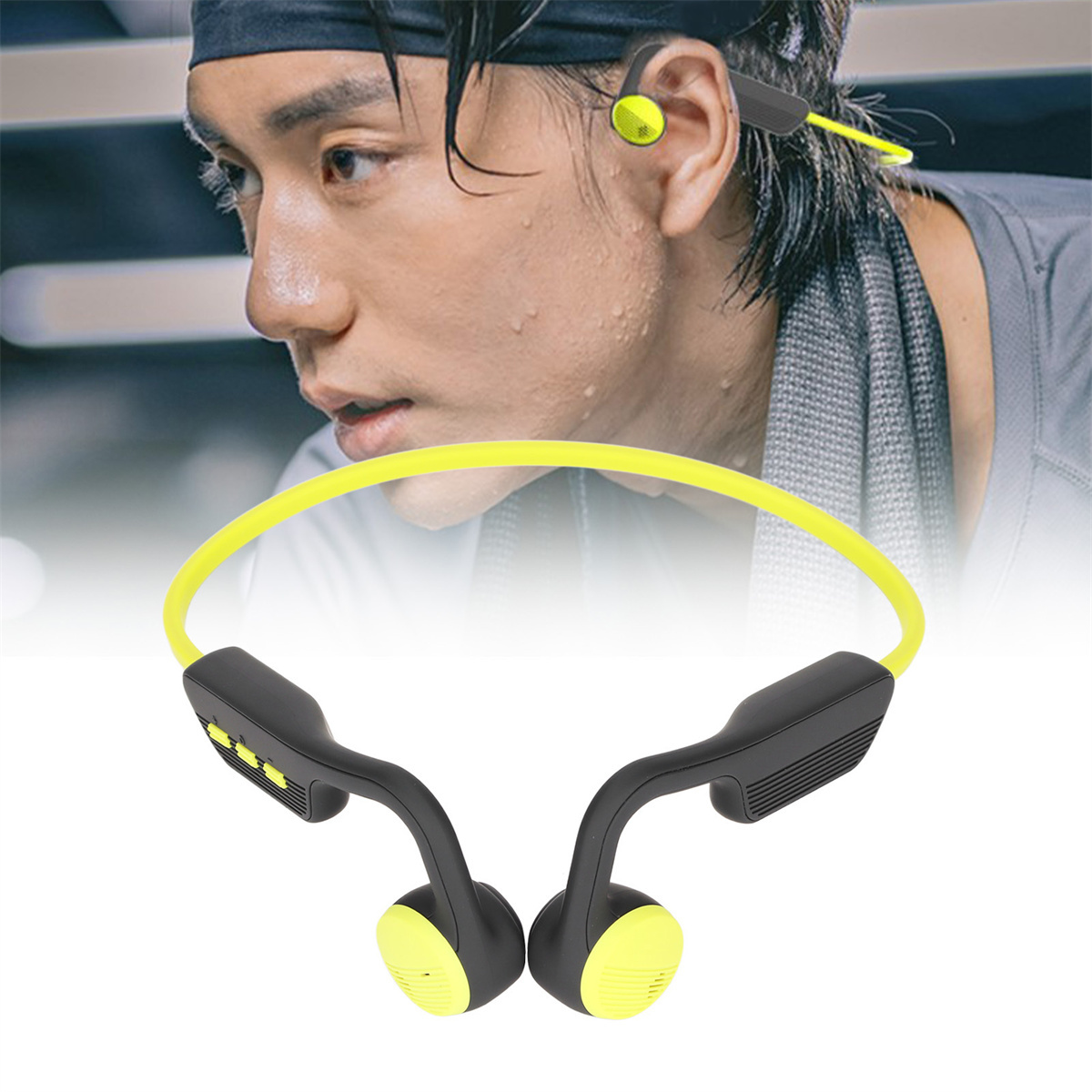 Ein Mann mit Sport-Stirnband und gelb-schwarzen Knochenschallkopfhörern. Der Hintergrund ist verschwommen.