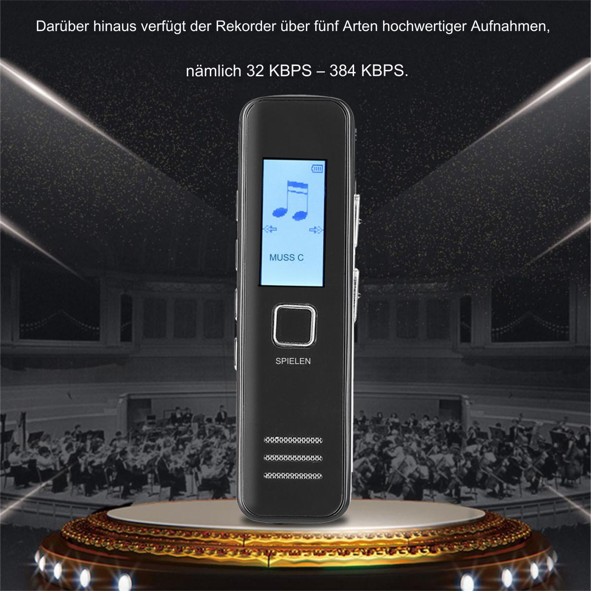 Ein schwarzer Audiorekorder auf einer Bühne. Text zeigt Aufnahmequalität. Ein Orchester ist im Hintergrund.