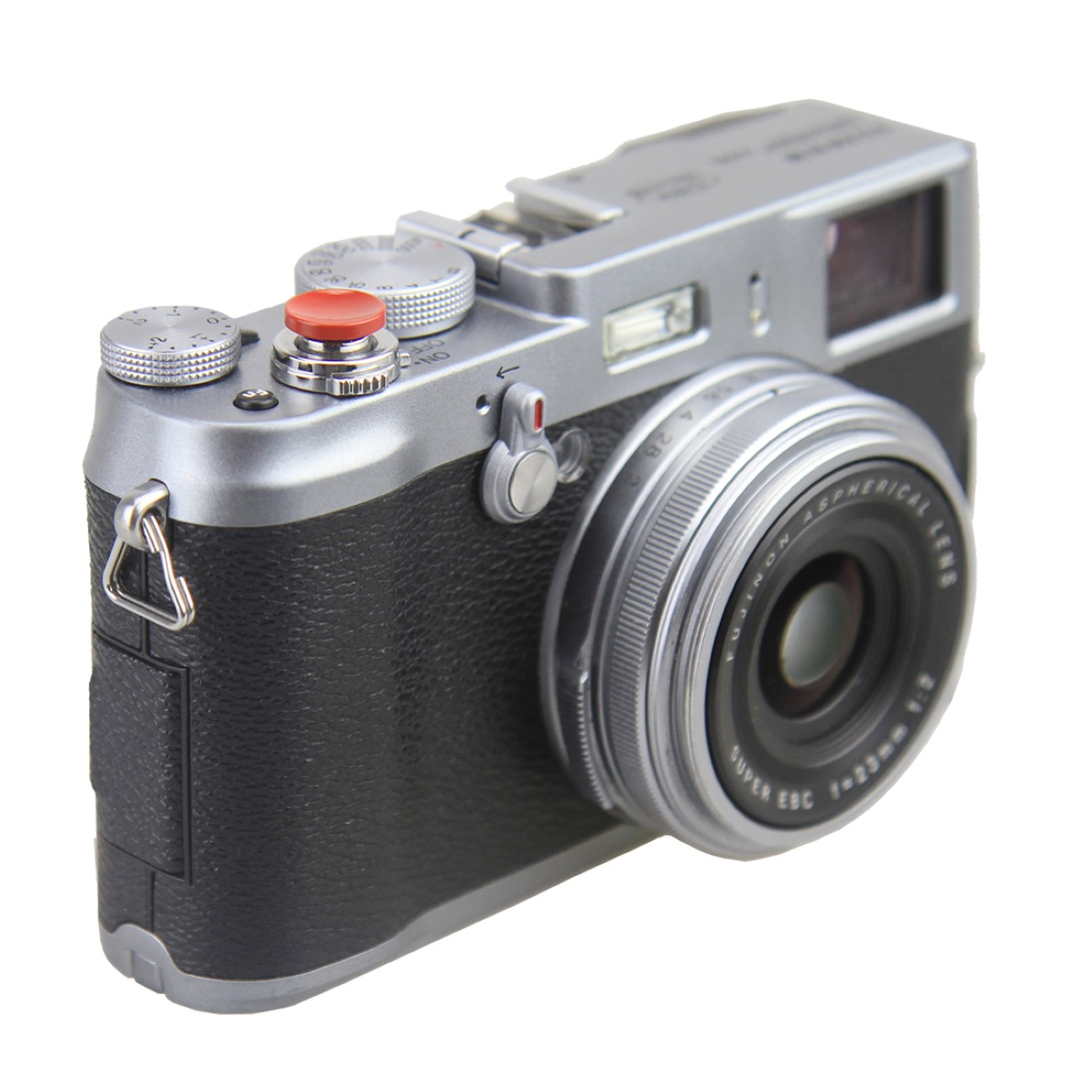 Silber-schwarze Digitalkamera mit rotem Knopf und Objektiv, freigestellt.