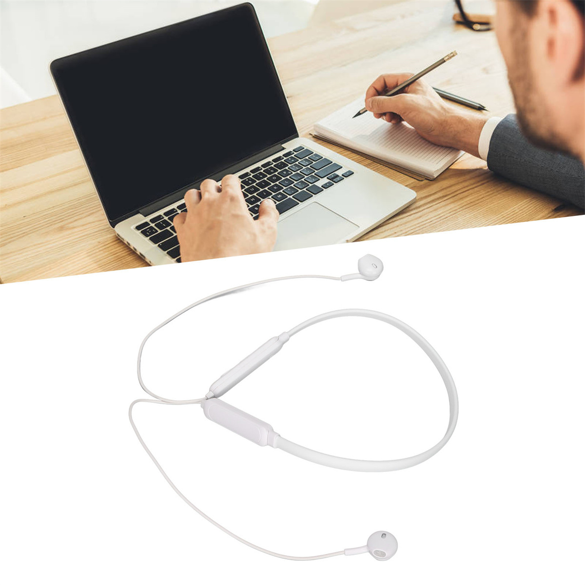 Laptop und Kopfhörer. Eine Person benutzt den Laptop und schreibt mit einem Stift auf Papier.