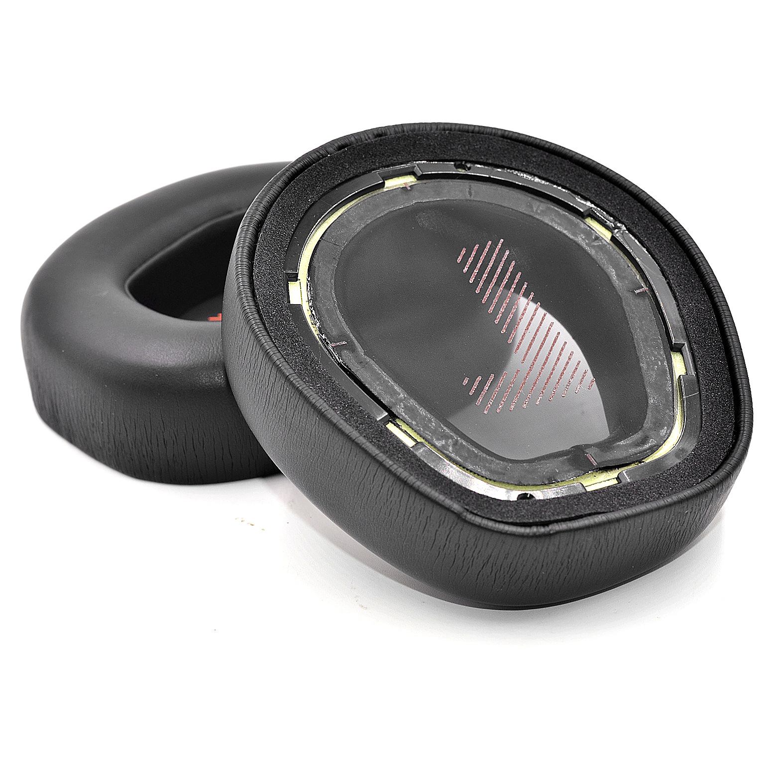 Dwie czarne poduszki do słuchawek. Wewnątrz czerwony wzór.