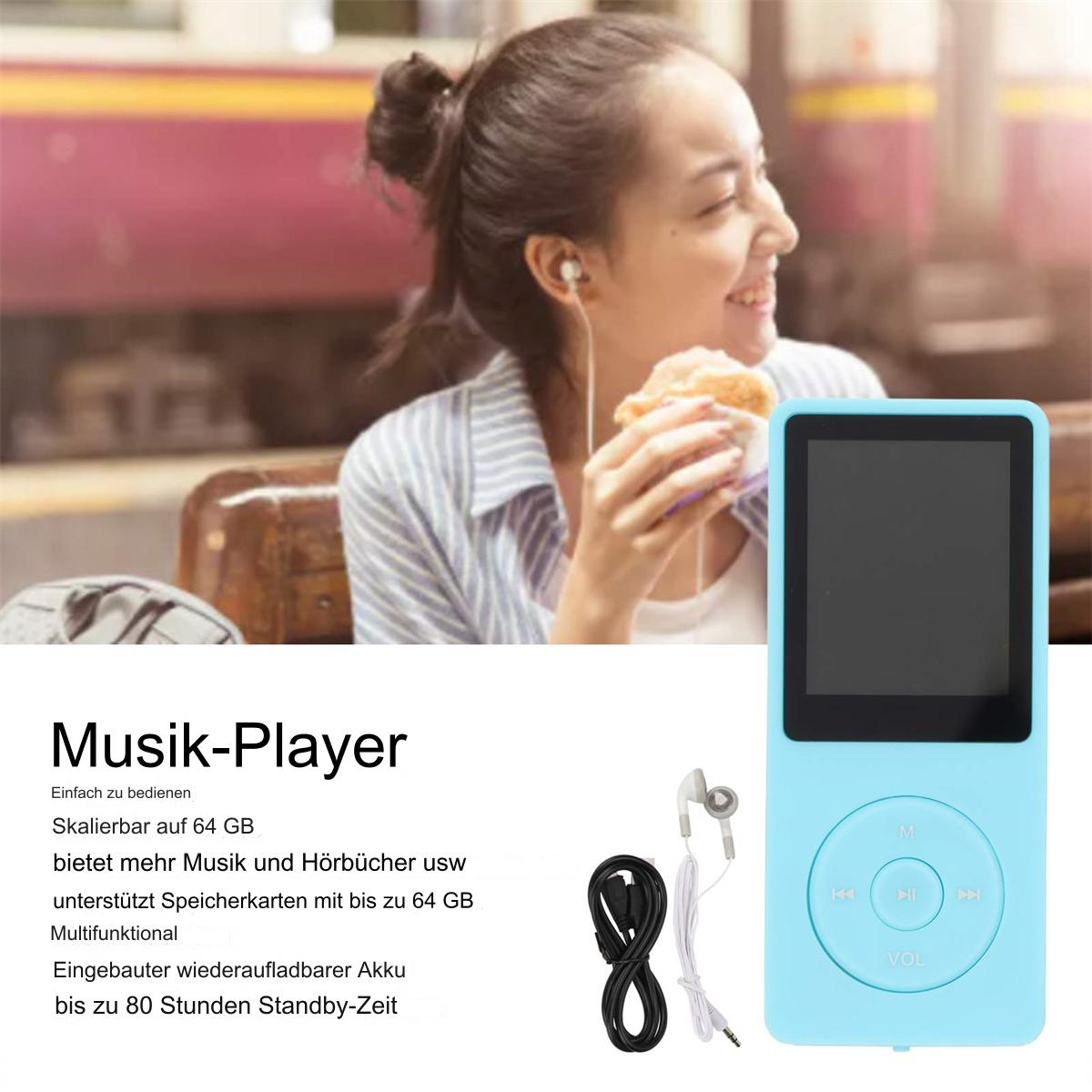 Eine Frau isst ein Sandwich, trägt Kopfhörer und schaut auf einen blauen MP3-Player.