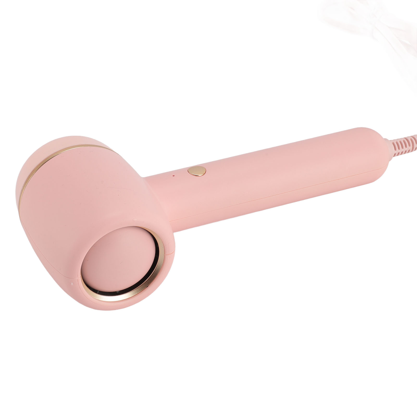 Ein rosa Haartrockner mit goldenem Akzent wird auf einer weißen Oberfläche gezeigt.