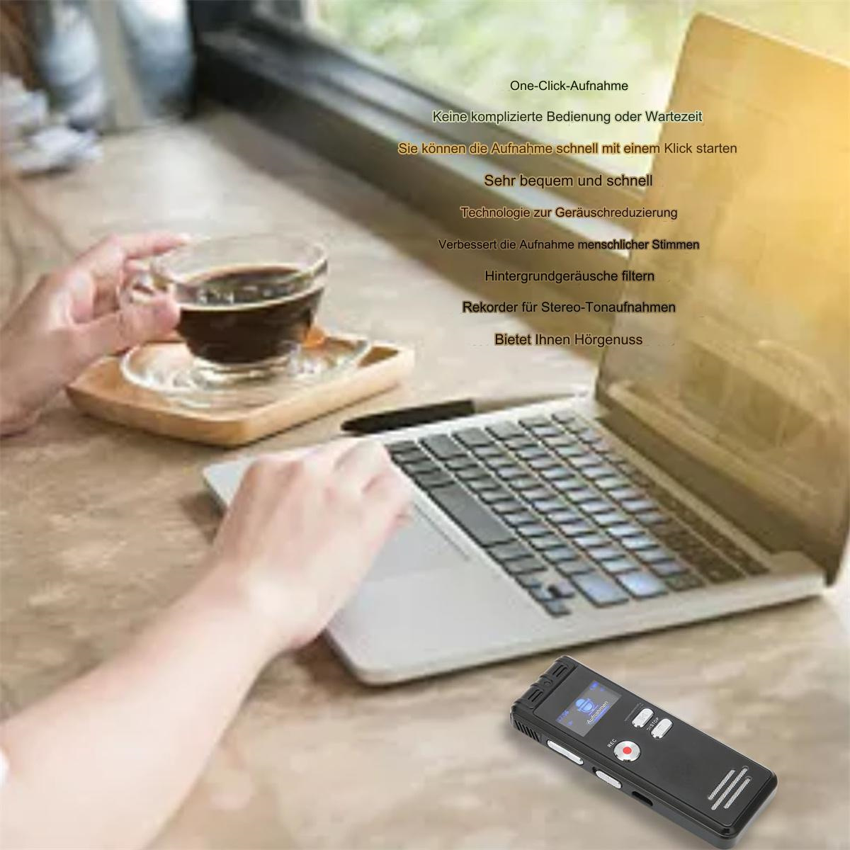 Eine Person, die einen Laptop benutzt, mit einer Tasse Kaffee und einem Aufnahmegerät im Blick.