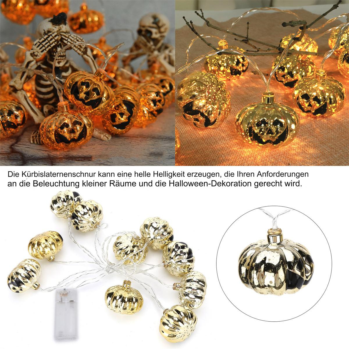Goldene Kürbislichter an einer Schnur, mit Skelett-Hintergrund und Text.