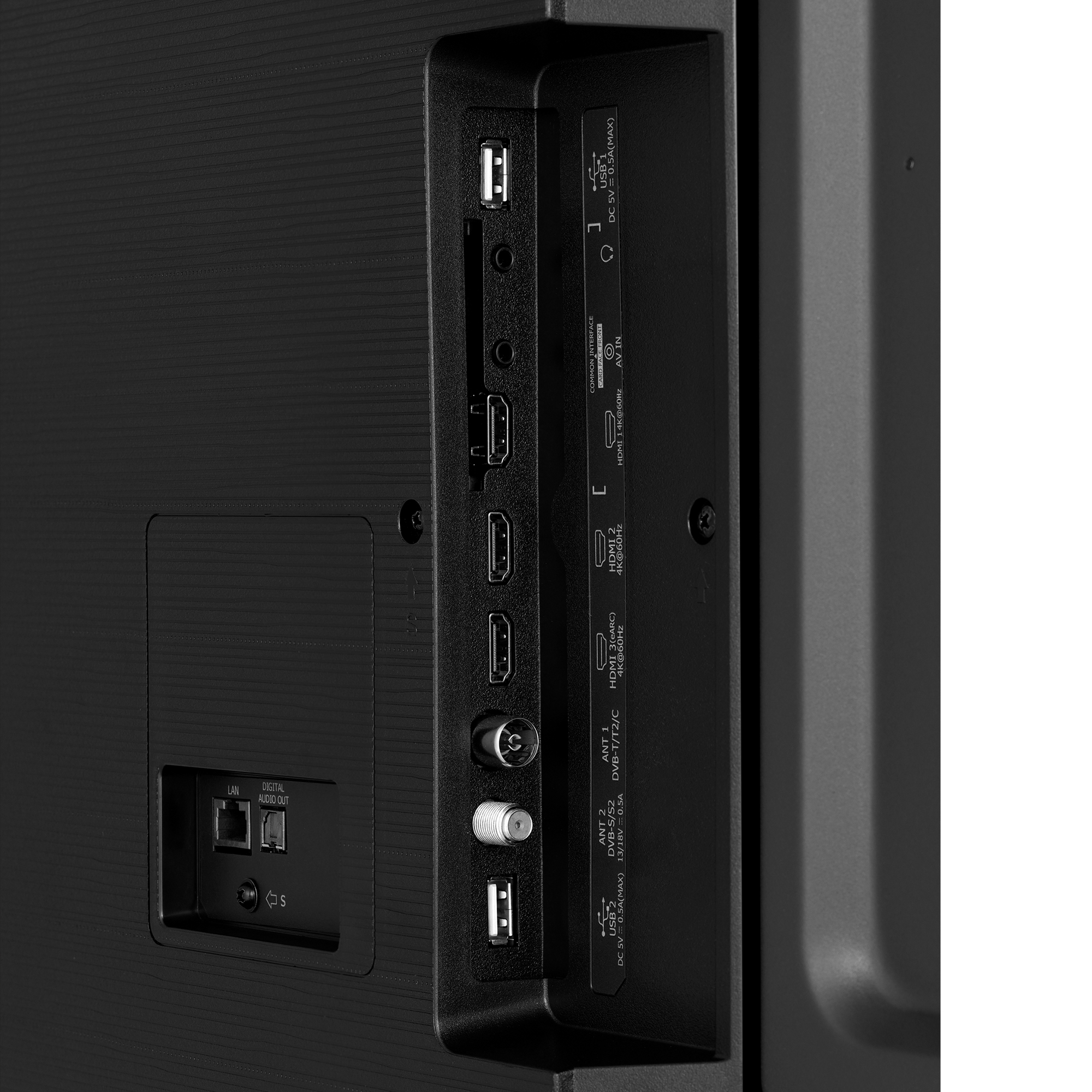 Panel tylny telewizora z wieloma portami wejściowymi. Zawiera HDMI, USB i inne opcje połączeń.