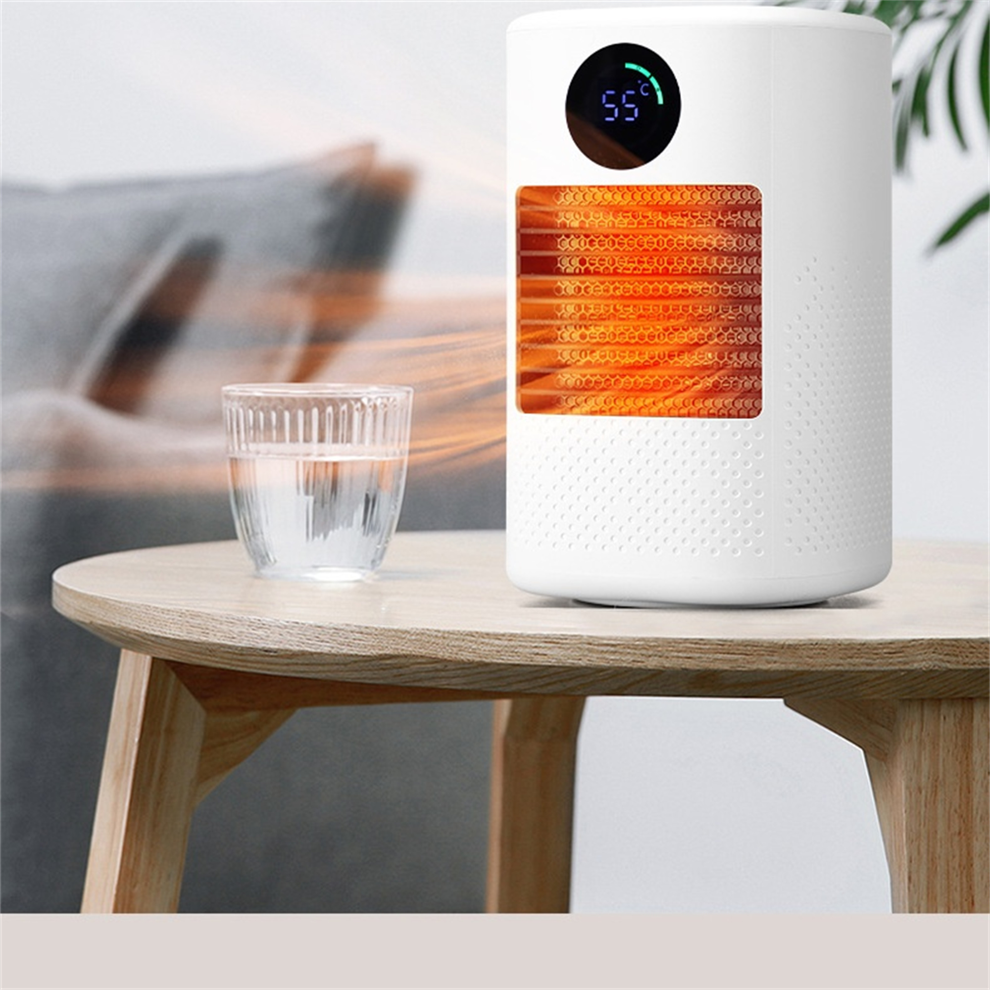 Weißer Elektroheizer mit Wasserglas und Holztisch im Vordergrund.