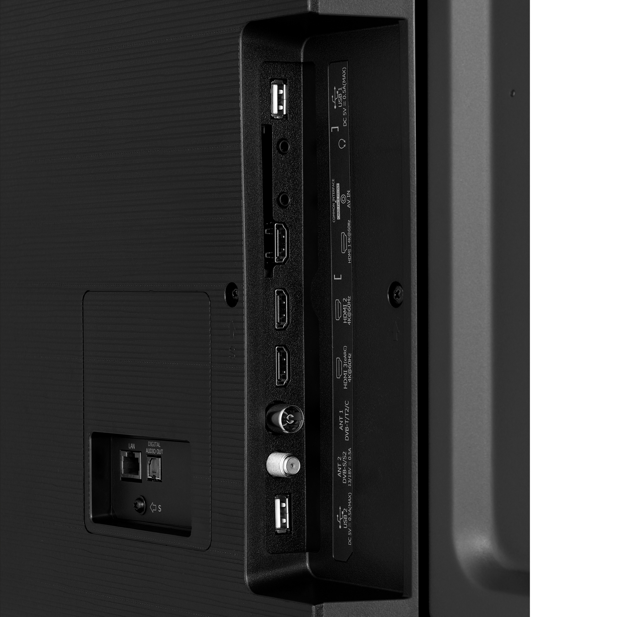 Tył czarnego telewizora. Posiada kilka portów, w tym HDMI, USB i wejścia antenowe.