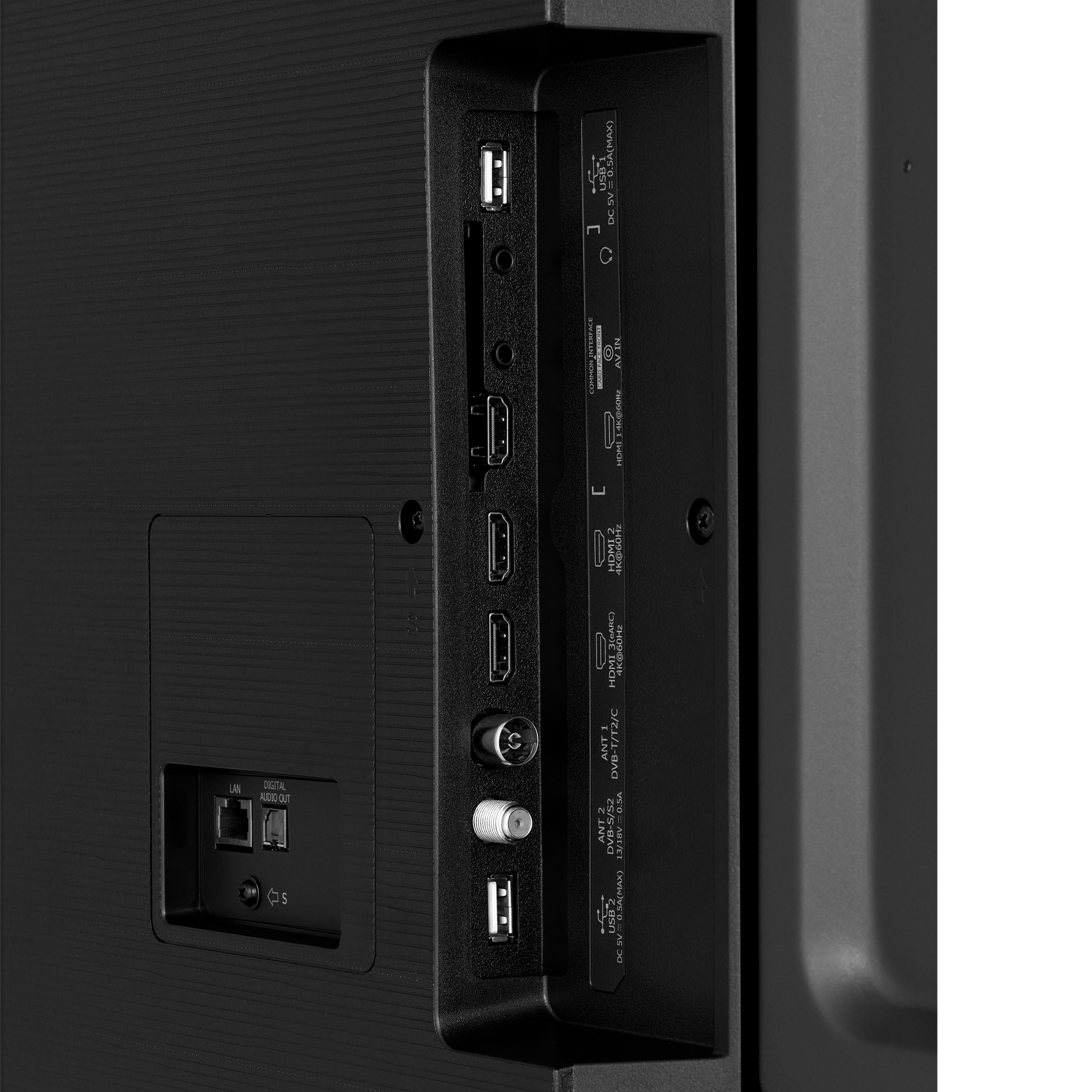 Zbliżenie tylnego panelu czarnego telewizora. Widoczne porty, w tym HDMI i USB.