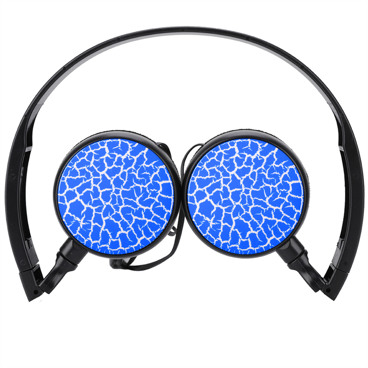 Schwarzer Kopfhörer mit blau-weiß gemusterten Ohrmuscheln.
