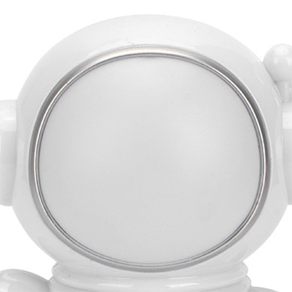 Ein weißer Astronautenhelm mit silberner Zierleiste um das Visier. Der Helm ist glatt.