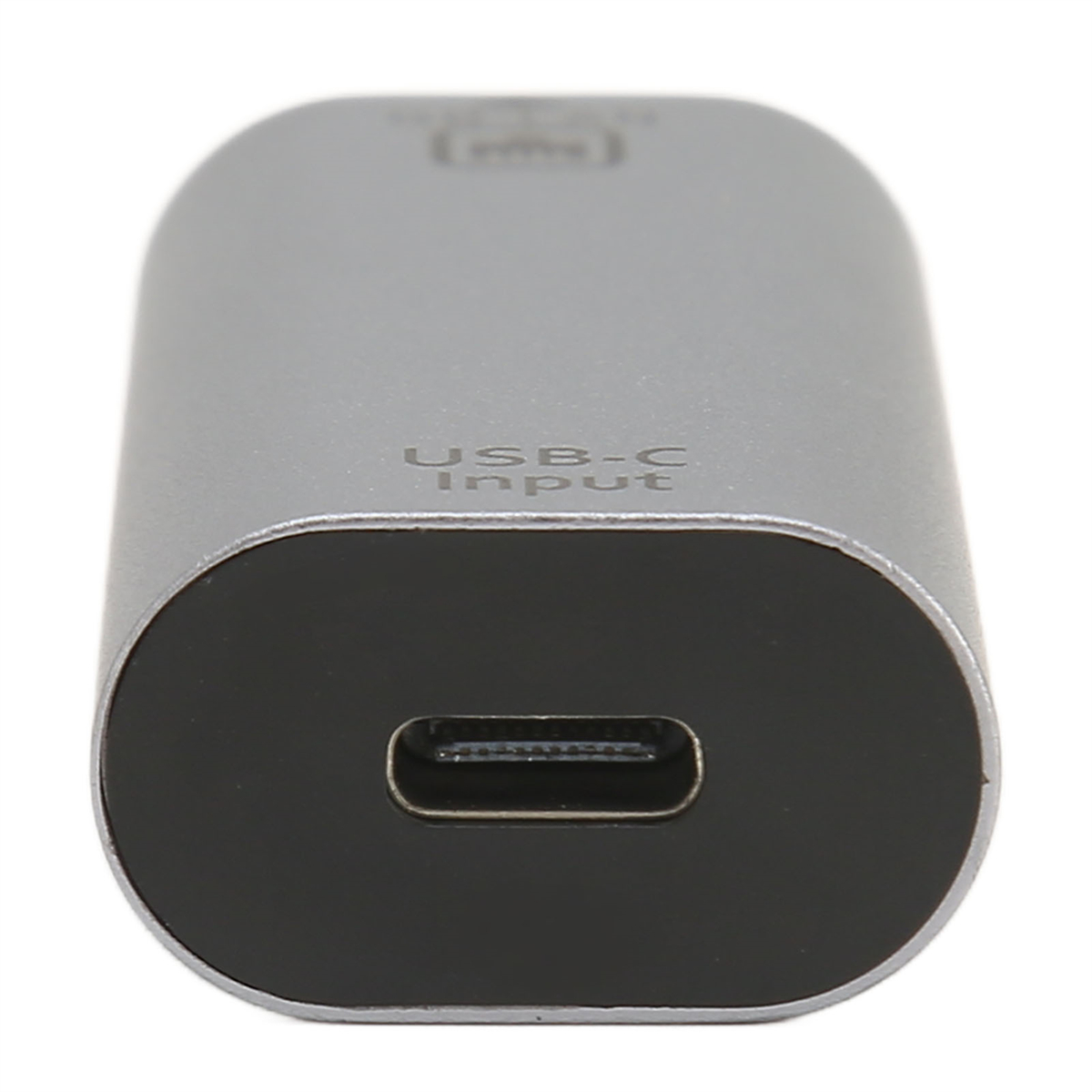 Ein silberner USB-C-Adapter mit einem schwarzen, oval geformten Anschluss.