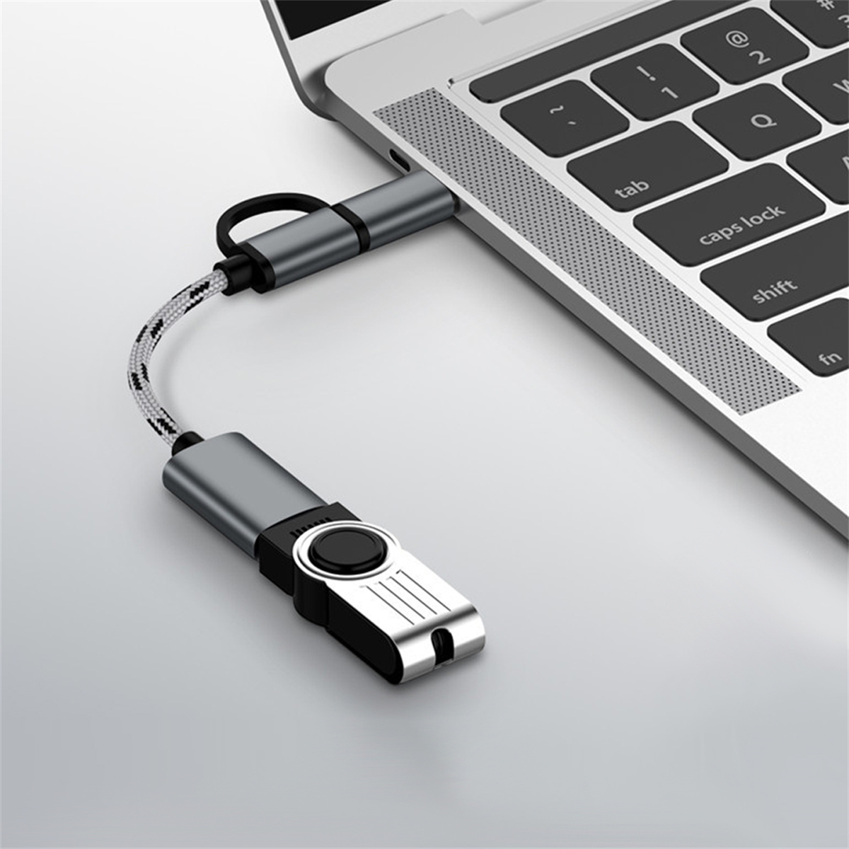 Laptop mit angeschlossenem USB-C-Adapter.