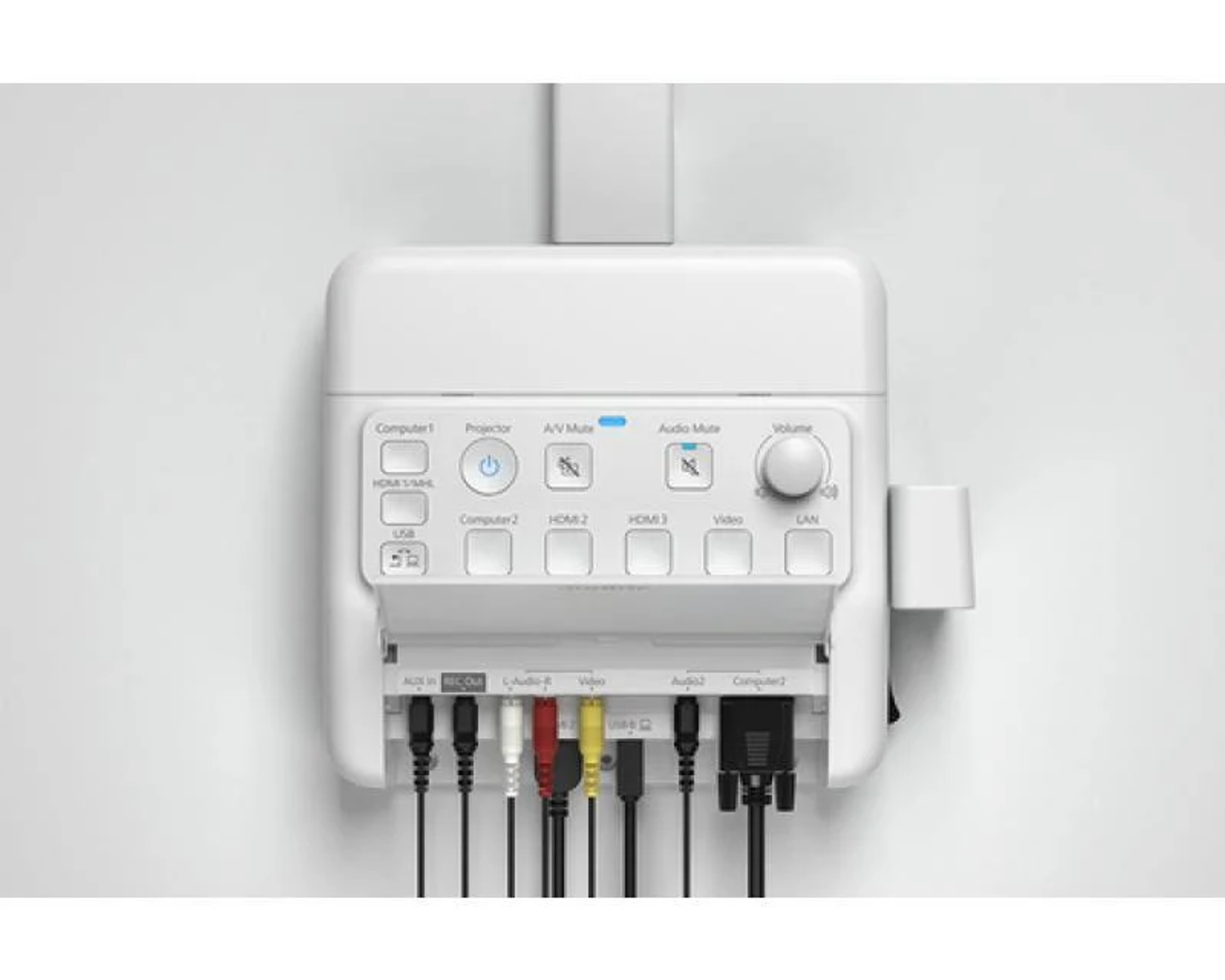 Panel de control blanco con botones y cables conectados.