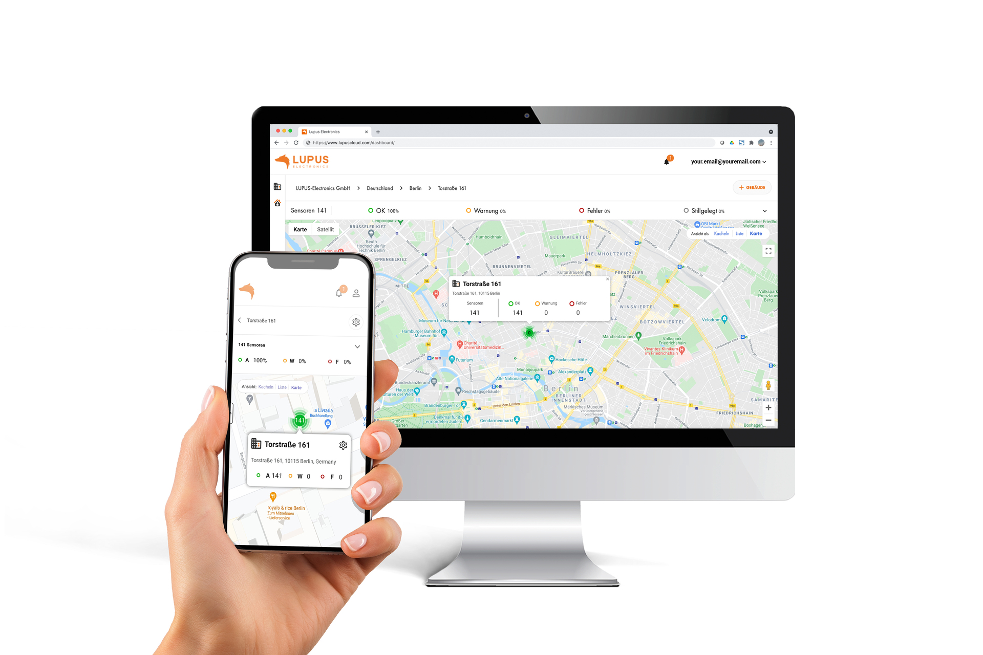 Eine Hand, die ein Telefon mit einer Karte hält, verbunden mit einem Computermonitor, der dieselbe Karte zeigt.
