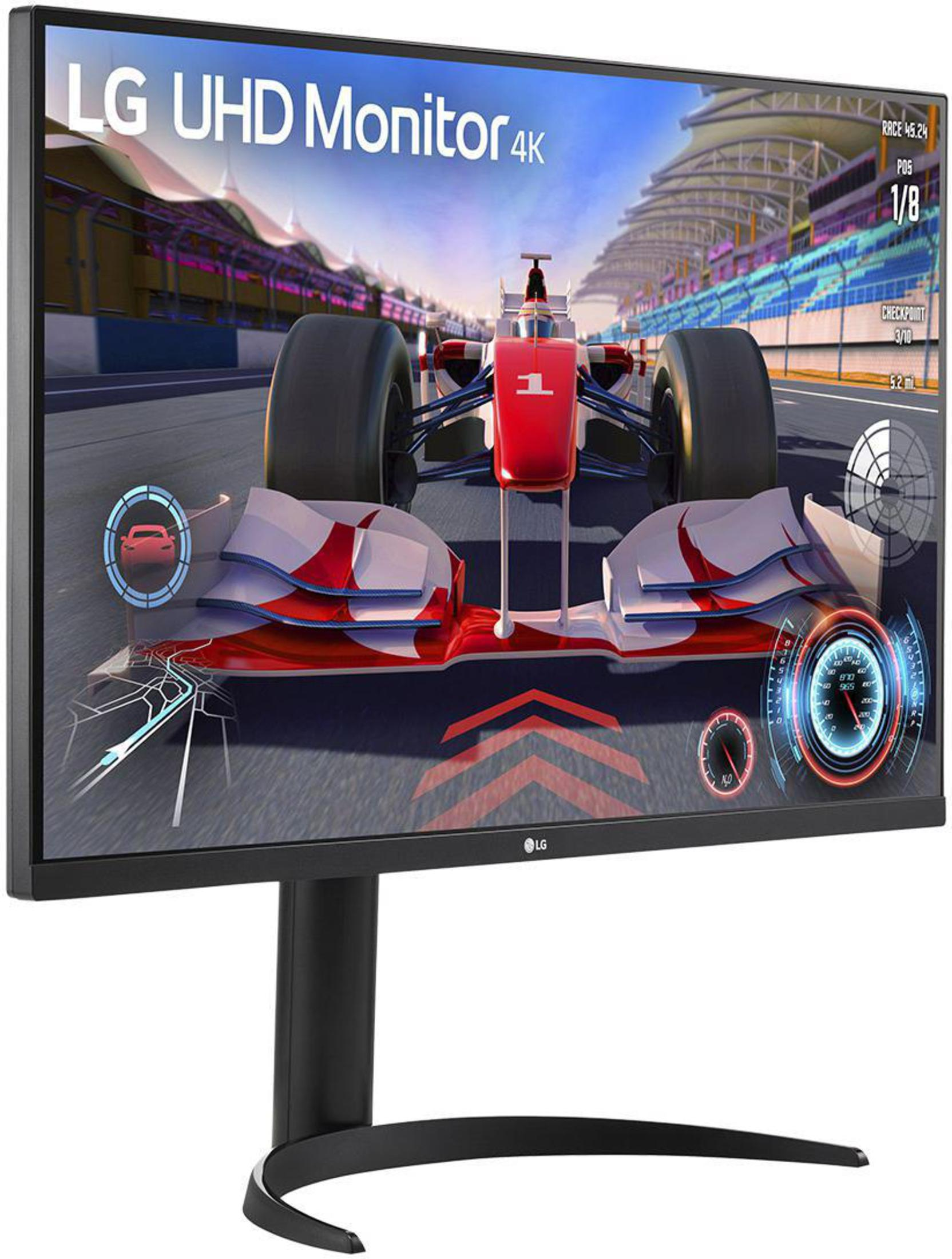 El monitor LG 4K muestra un juego de carreras con un coche rojo. La pantalla muestra detalles de velocidad y vuelta.