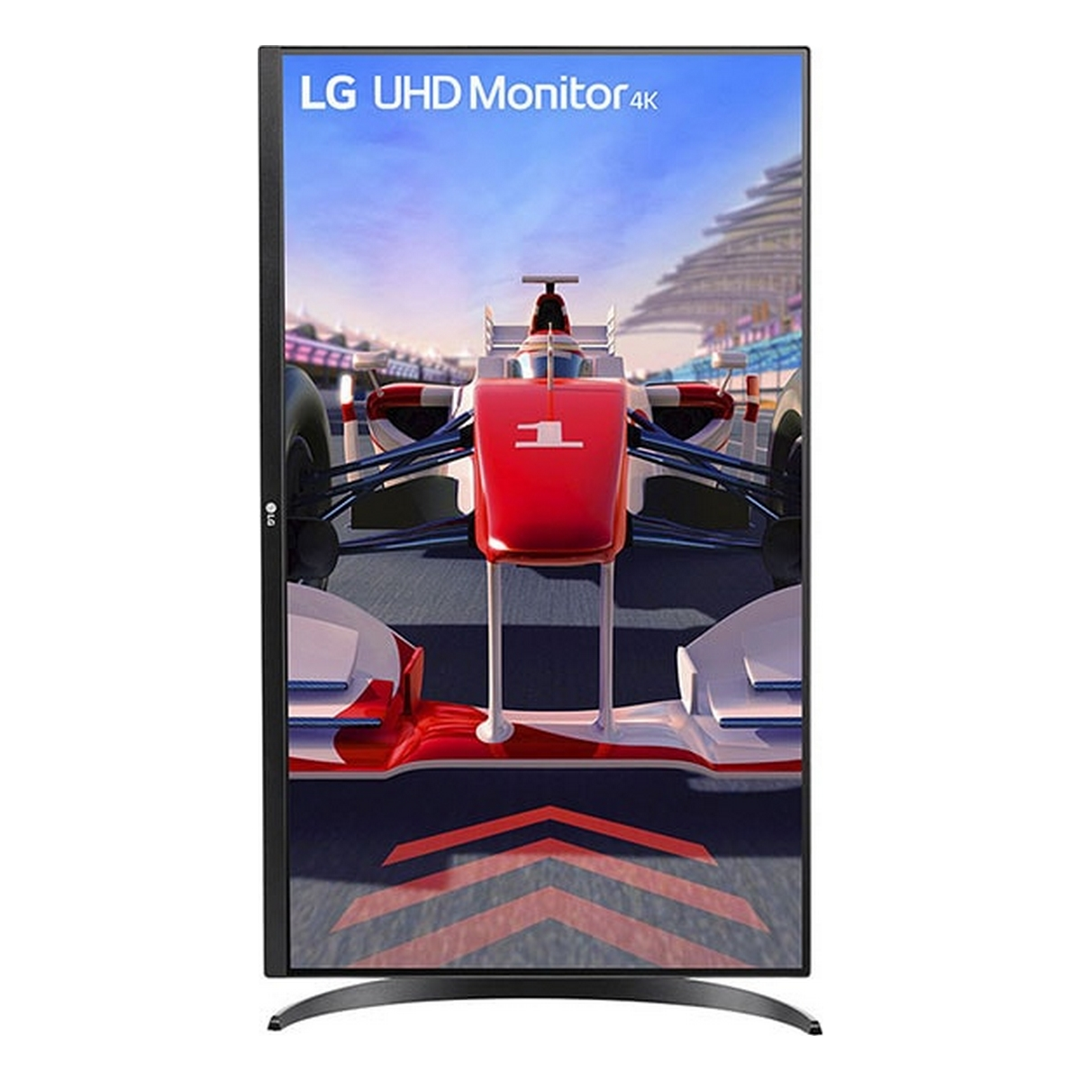 El monitor LG UHD 4K muestra un coche de carreras en la pantalla. Marco negro, base curva. Fondo blanco.