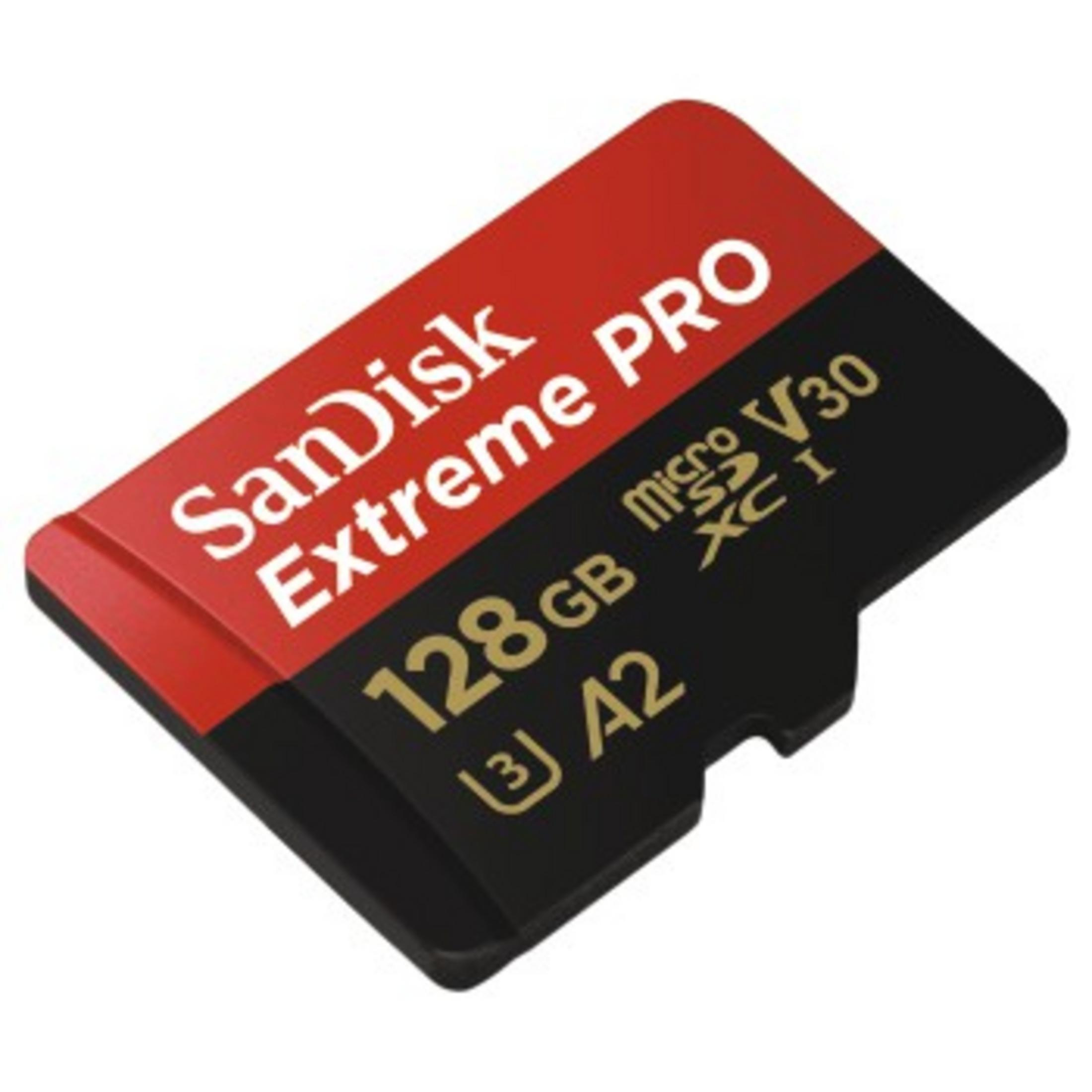 Rote und schwarze Sandisk Extreme Pro Micro-SD-Karte, 128 GB, mit weißem Text. Die Karte ist fokussiert.