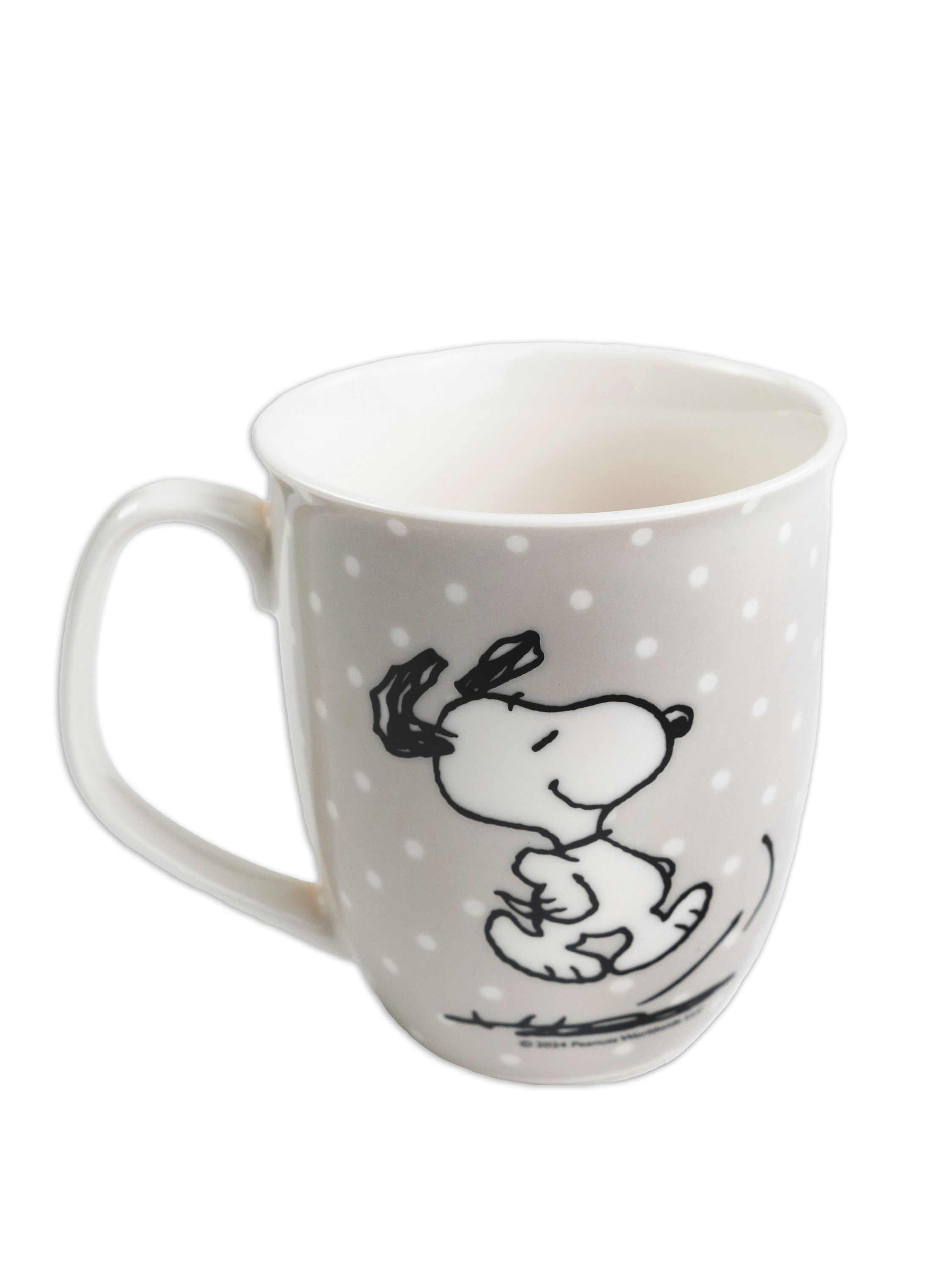 Eine Tasse mit Snoopy-Design. Sie hat weiße Tupfen und einen Henkel.