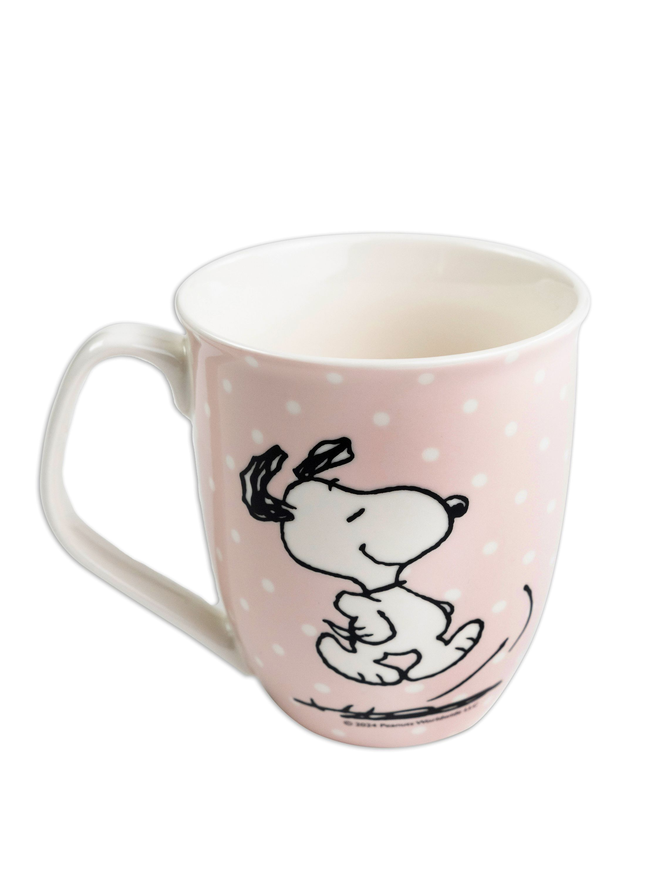 Eine rosa Tasse mit weißen Punkten und einer Zeichnung von Snoopy, der rennt. Sie hat einen weißen Griff.