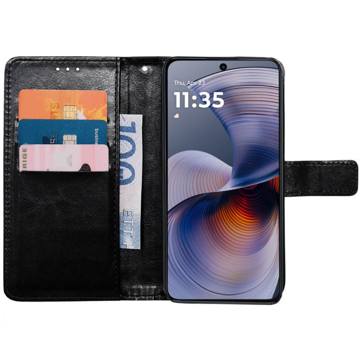 Eine offene schwarze Handyhülle mit Karten, Geld und einem Handy mit Uhrzeit.