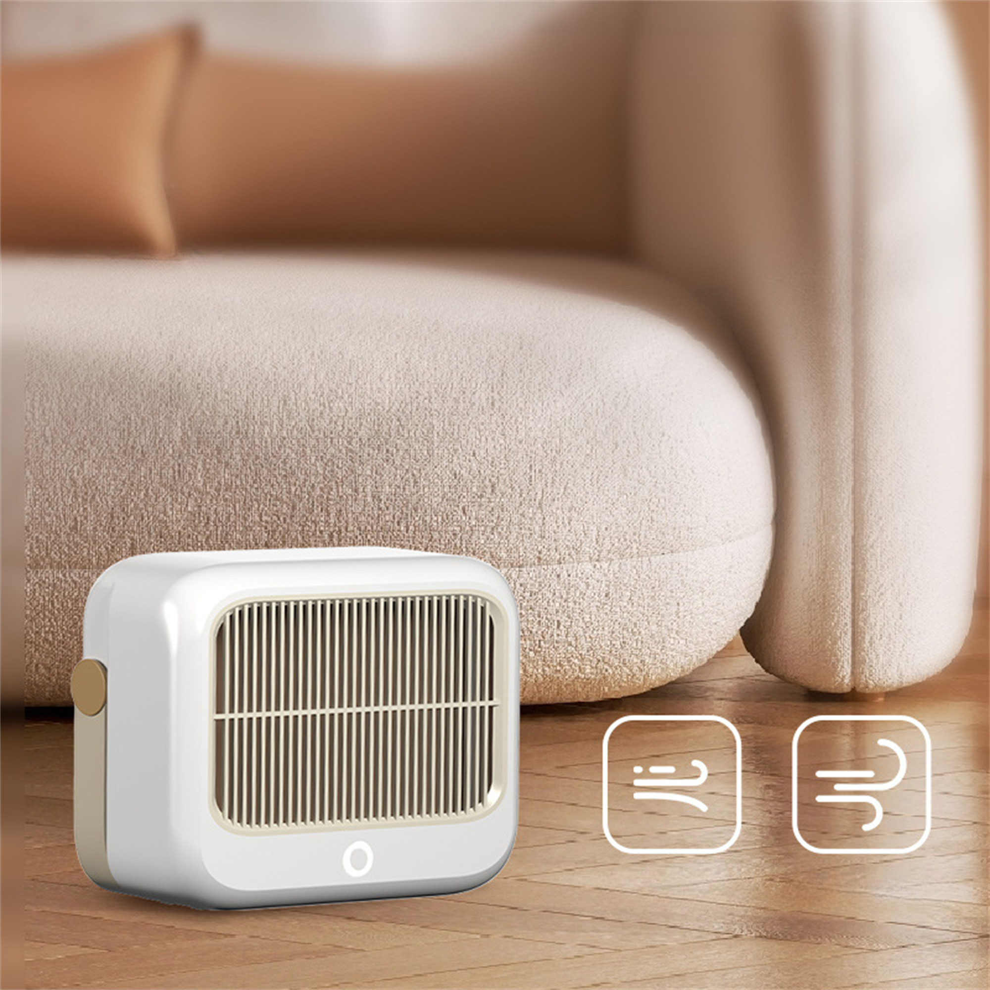 Weiß-beiger Mini-Heizlüfter vor einem Sofa. Wind-Symbole sind sichtbar.