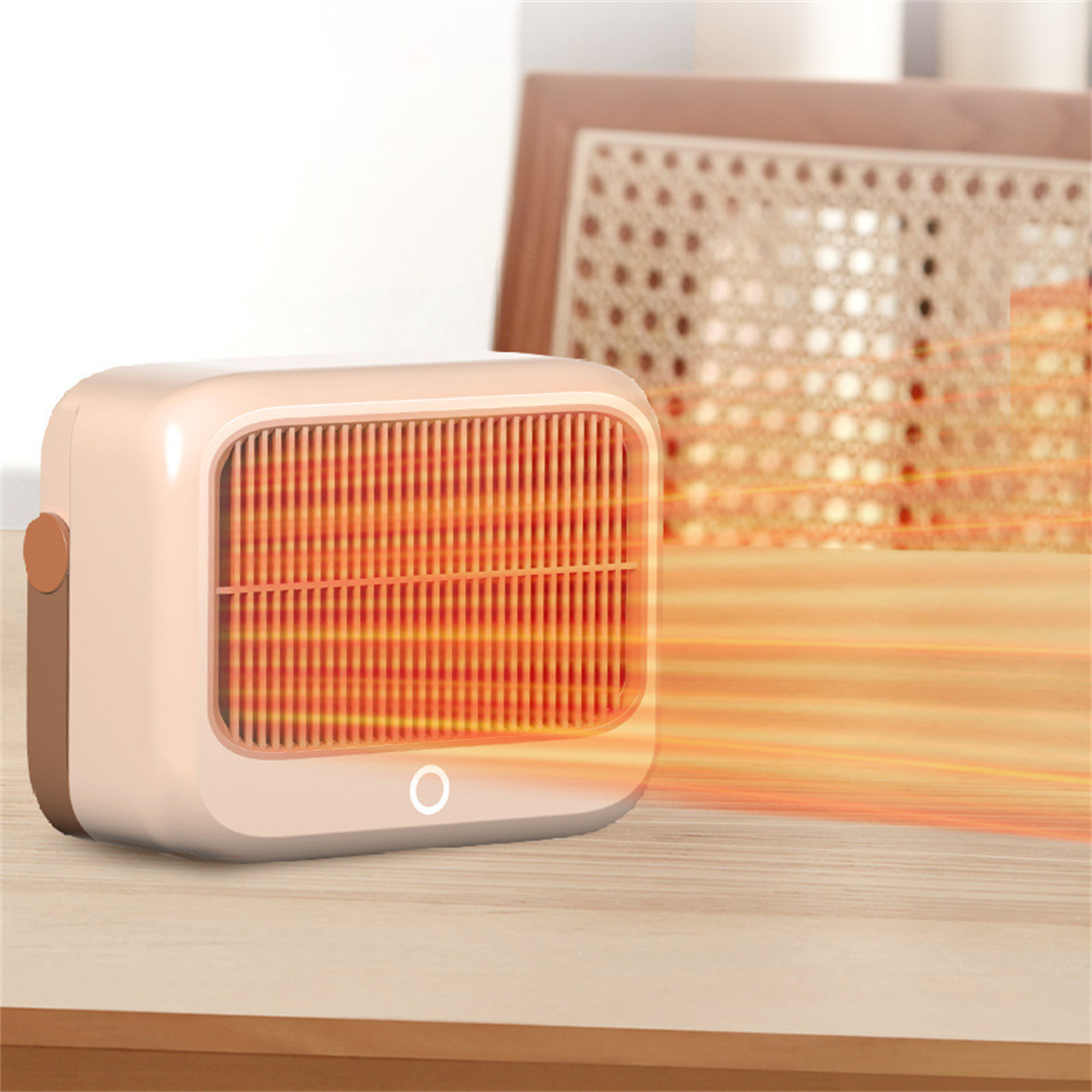 Ein beigefarbener elektrischer Heizlüfter mit orangefarbenem Heizelement. Auf einem Holztisch, unscharfer Hintergrund.