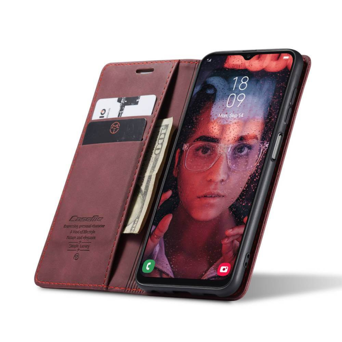 Smartphone in brauner Brieftasche. Display zeigt ein Gesicht.