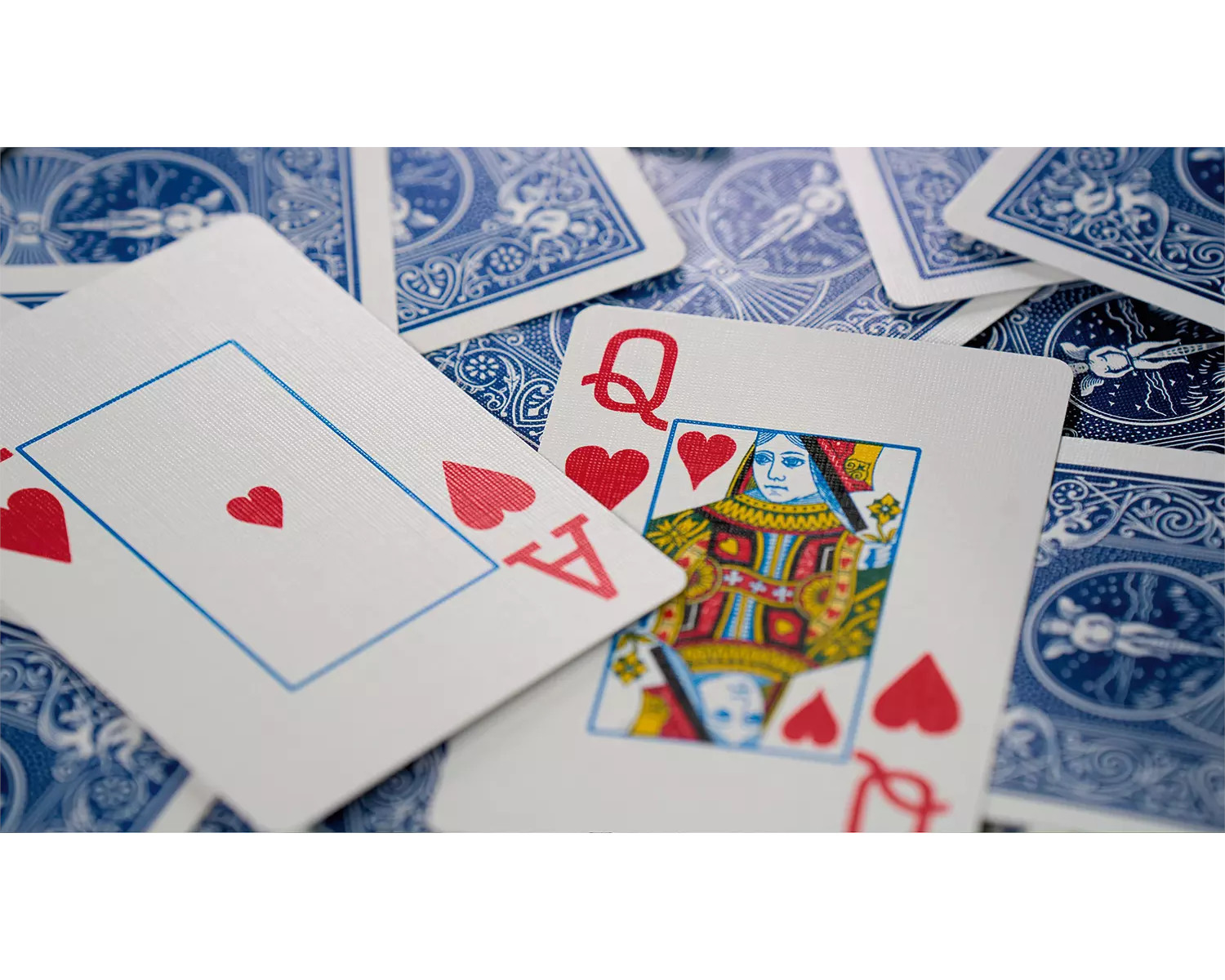 Nahaufnahme von Spielkarten, Herz-Ass und Herz-Dame enthüllt.