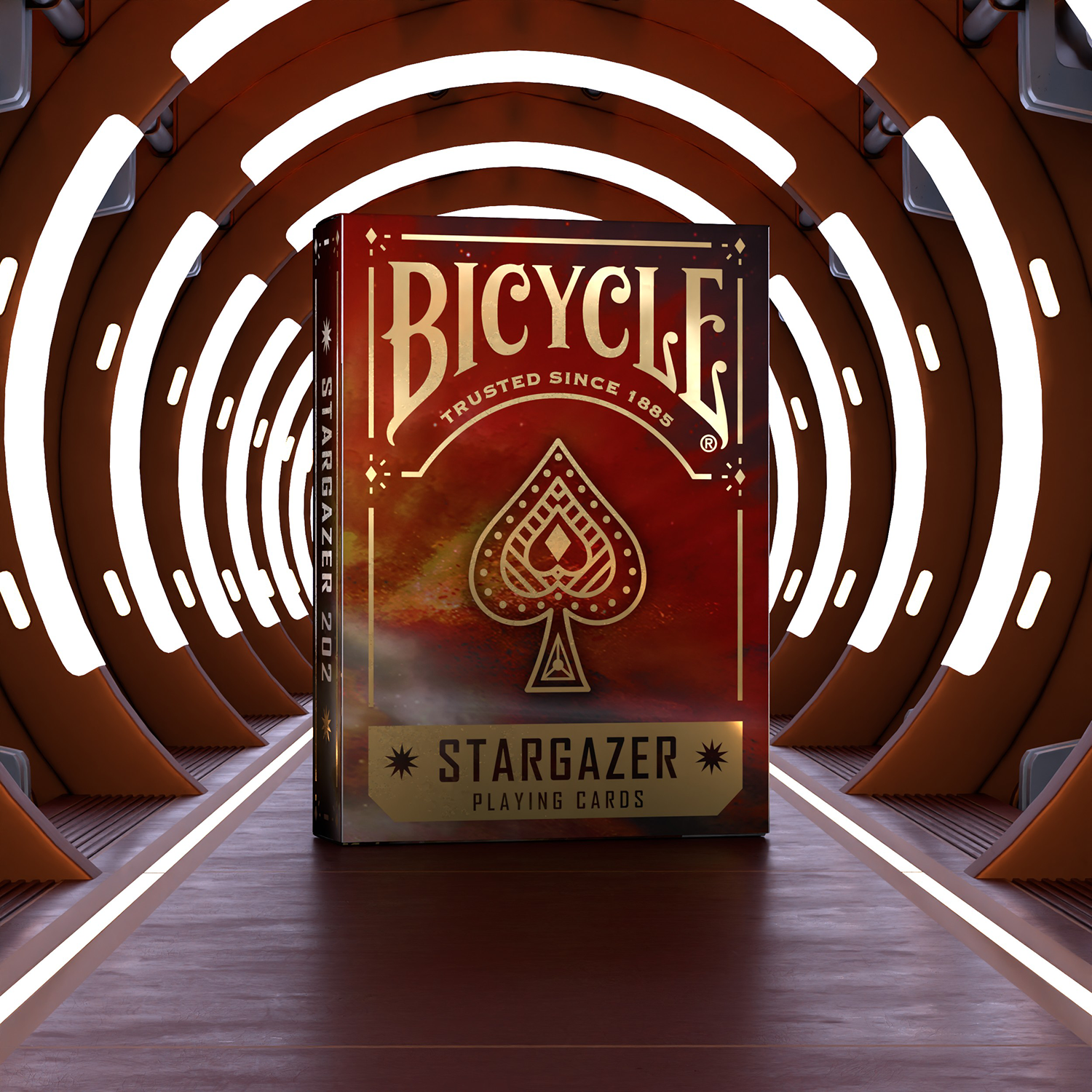 Eine Bicycle Stargazer Spielkartenbox. Der Hintergrund ist ein futuristischer Tunnel mit Lichtern.