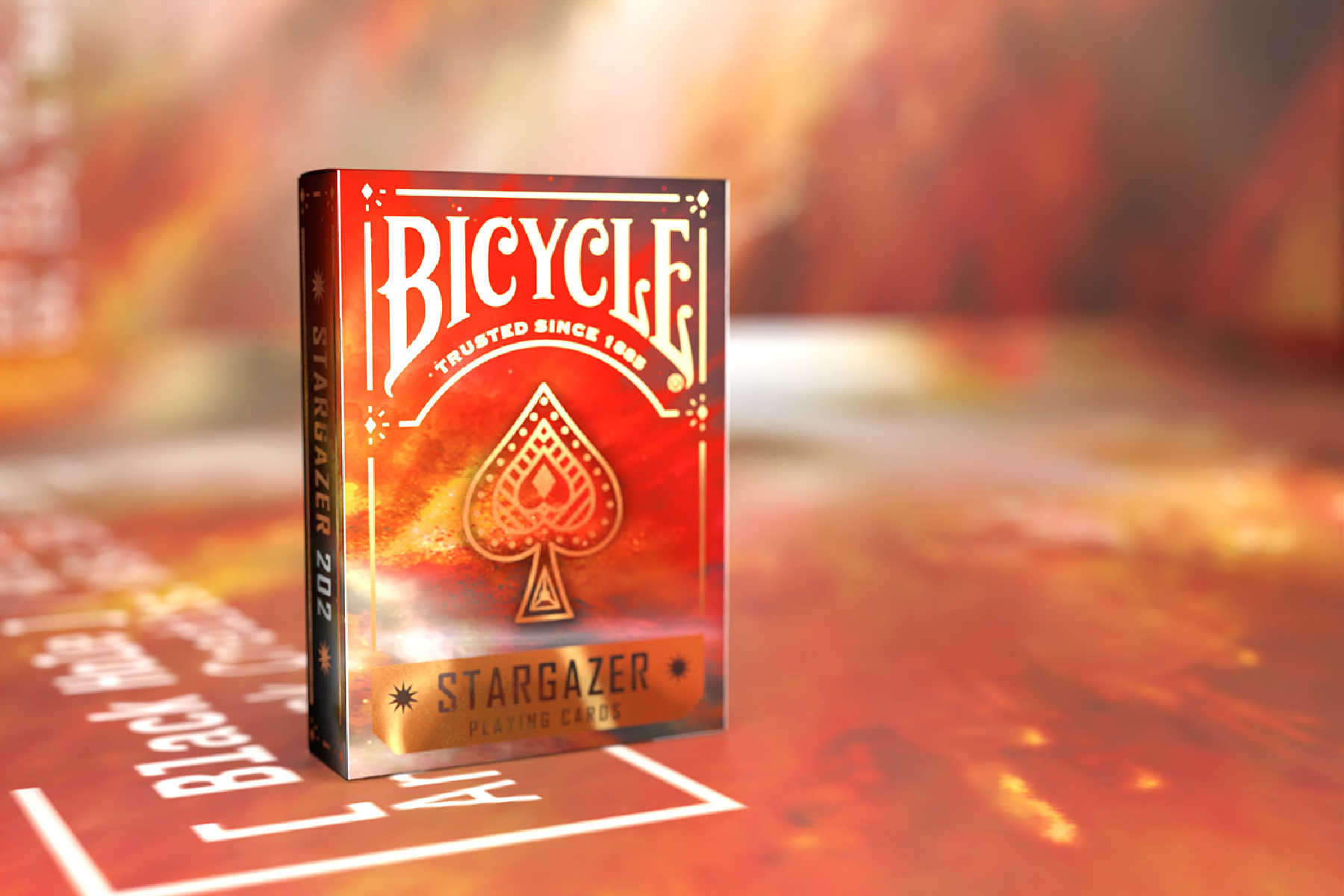Eine Bicycle Stargazer Spielkartenbox. Die Box ist rot und gold mit einem Pik-Logo und dem Text 'Bicycle'.