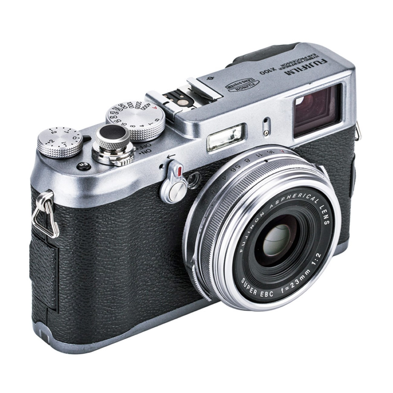 Eine silberne und schwarze digitale FujiFilm X100 Kamera mit Objektiv und Einstellrädern. Sie liegt auf einer weißen Oberfläche.