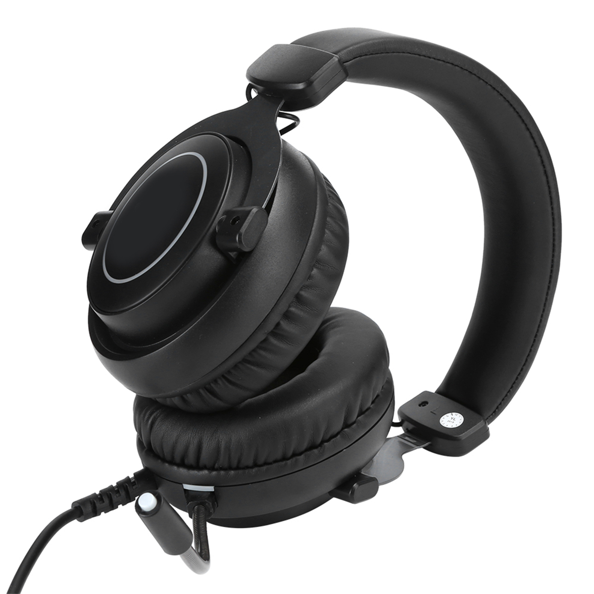 Schwarze Kopfhörer mit Kabel und Mikrofon, schräge Ansicht.
