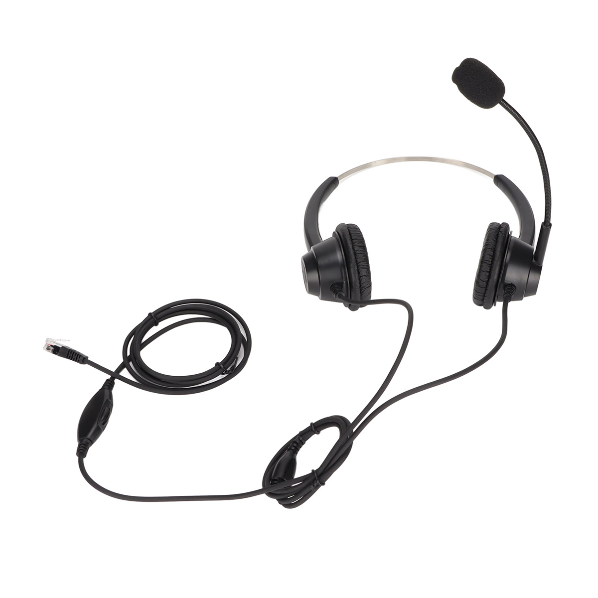 Schwarzes Headset mit Mikrofon und Kabel, isoliert auf weißem Hintergrund.