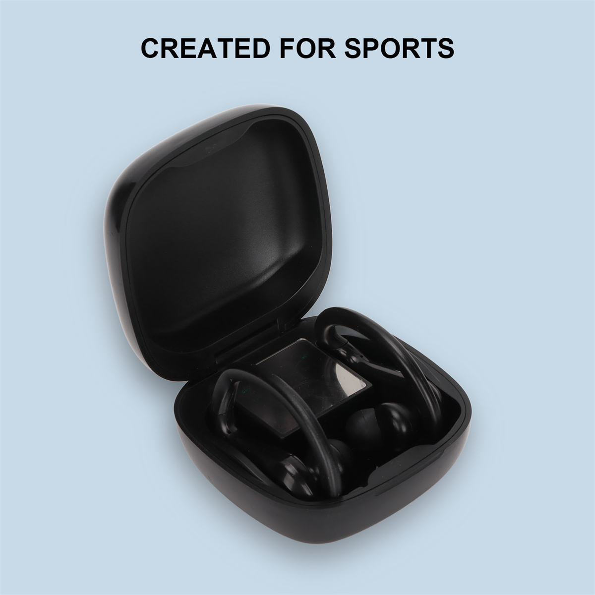 Schwarze Sport-Ohrhörer in einem schwarzen Etui auf blauem Hintergrund.