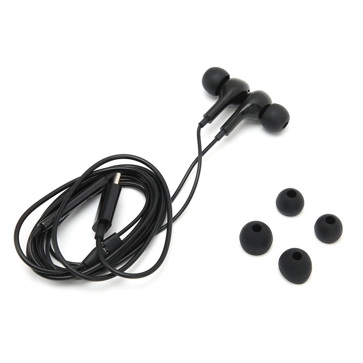 Schwarze Ohrhörer mit Kabel und Ersatz-Ohrstöpseln auf weißem Hintergrund.