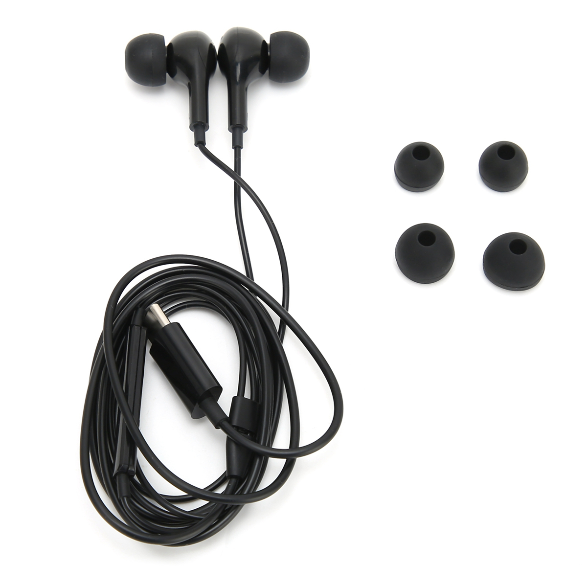 Schwarze Ohrhörer mit USB-C-Anschluss und zusätzlichen Ohrstöpseln auf weißem Hintergrund.