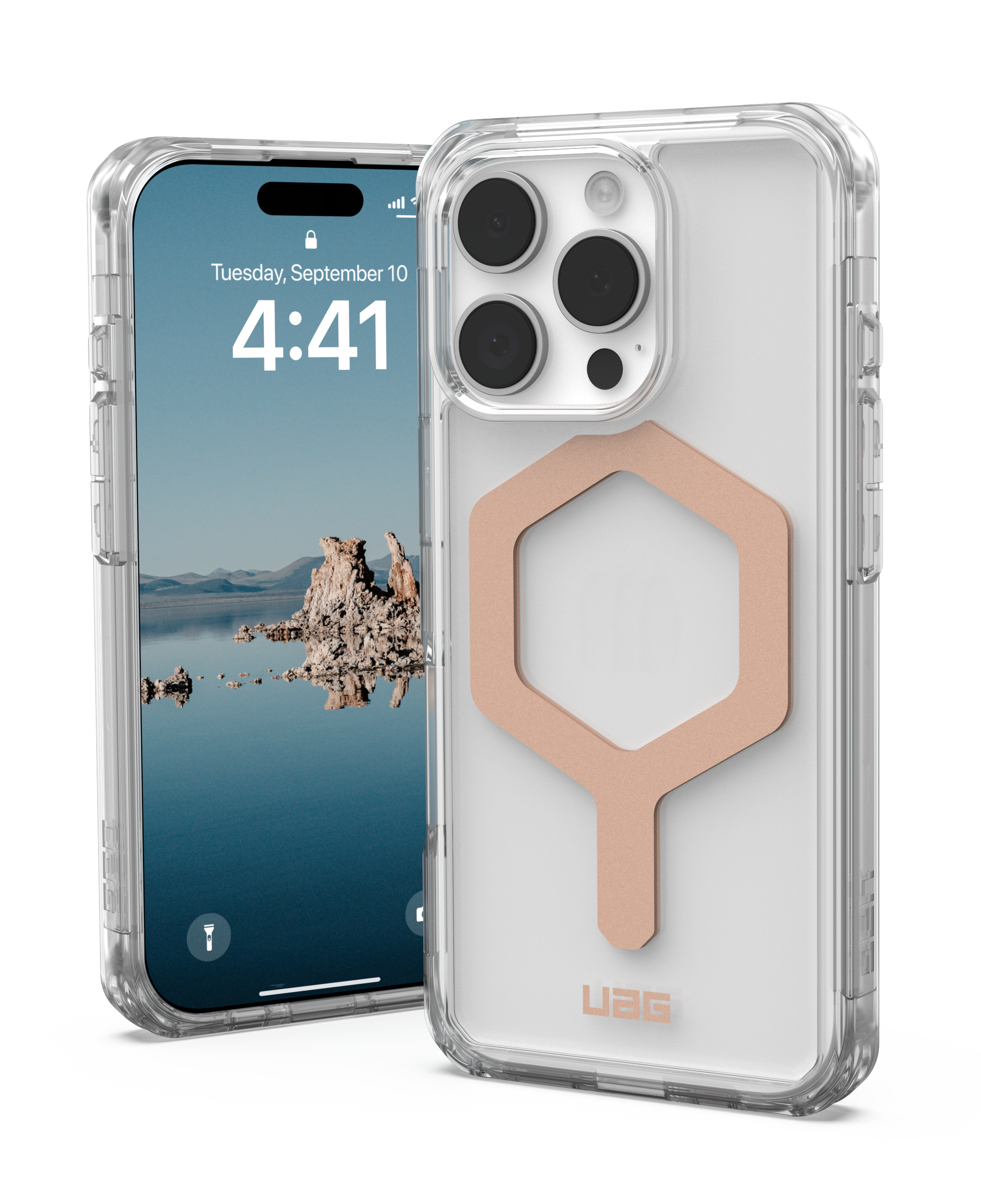 Transparente Handyhülle mit roségoldfarbenem Akzent. Telefon zeigt eine Landschaft. Weißer Hintergrund.