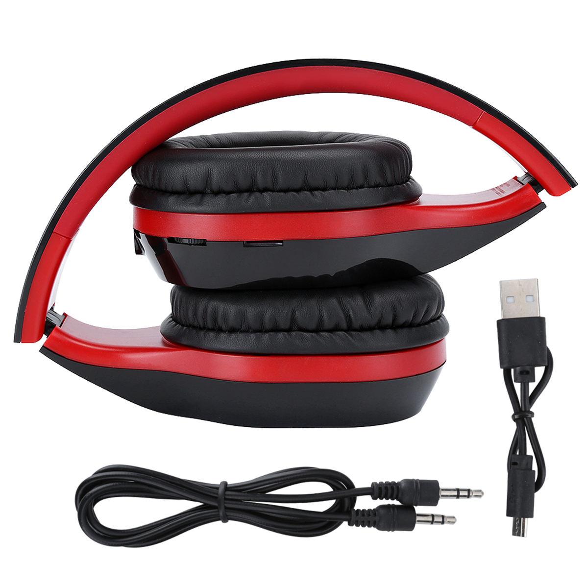 Gefaltete rote und schwarze Kopfhörer mit USB-Kabel und zwei 3,5-mm-Klinken. Weißer Hintergrund.