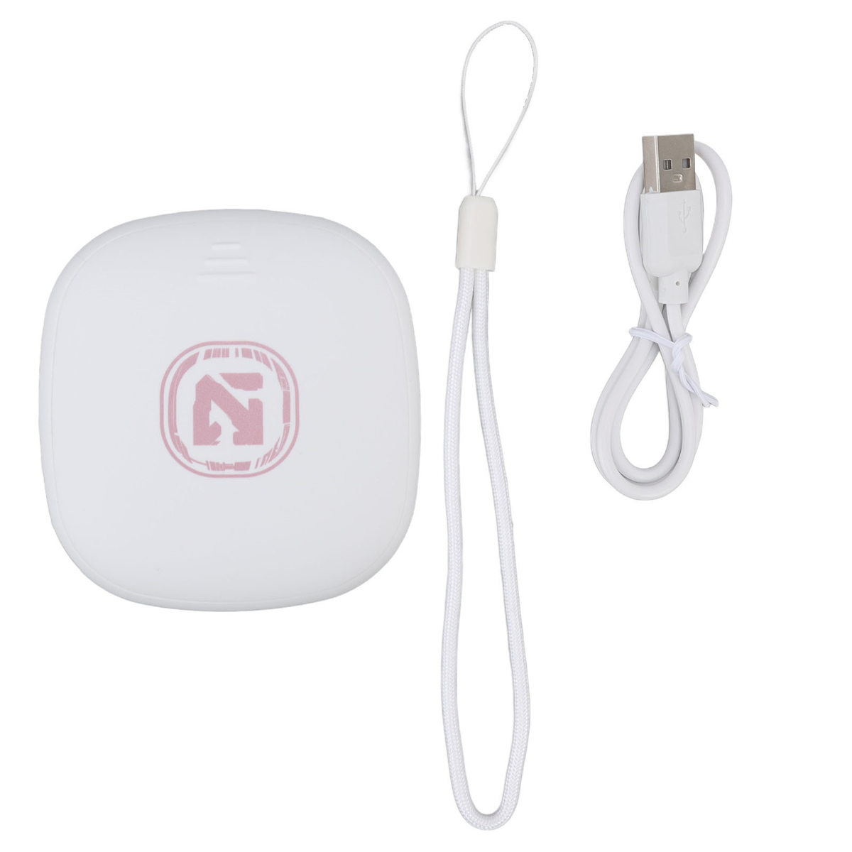 Eine weiße, quadratische Powerbank mit rosa Logo und weißem Ladekabel.