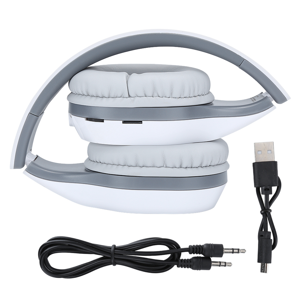 Gefaltete weiße und graue Kopfhörer mit einem USB-Kabel und zwei Hilfskabeln. Weißer Hintergrund.