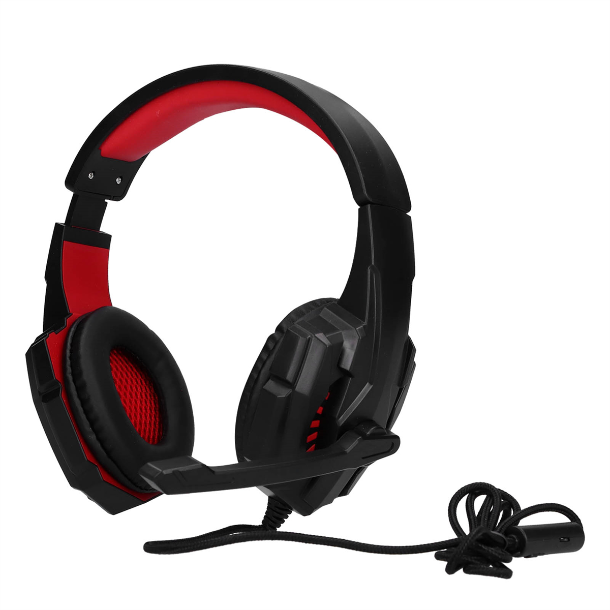 Schwarze Gaming-Kopfhörer mit roten Akzenten, Mikrofon und angeschlossenem Kabel auf Weiß.