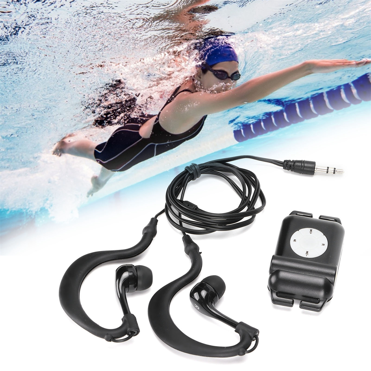 Ein Schwimmer in einem Pool mit schwarzen Kopfhörern und einem schwarzen MP3-Player.