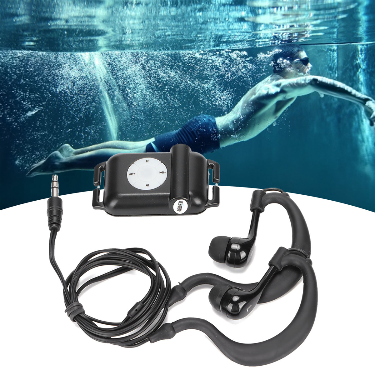 Ein Schwimmer unter Wasser mit Brille und wasserdichtem Headset.