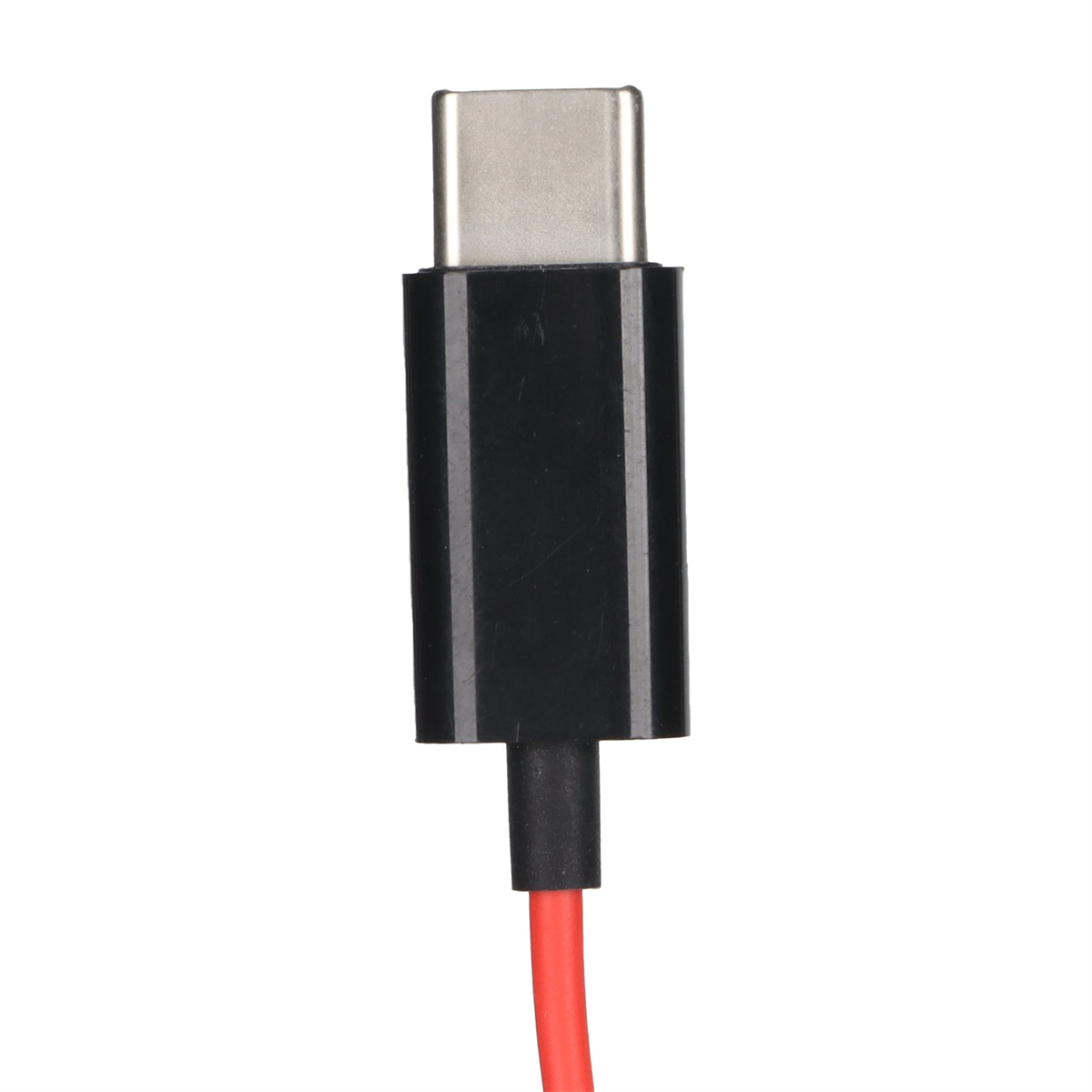 USB-C-Anschluss mit schwarzem Gehäuse und rotem Kabel, isoliert auf weißem Hintergrund.