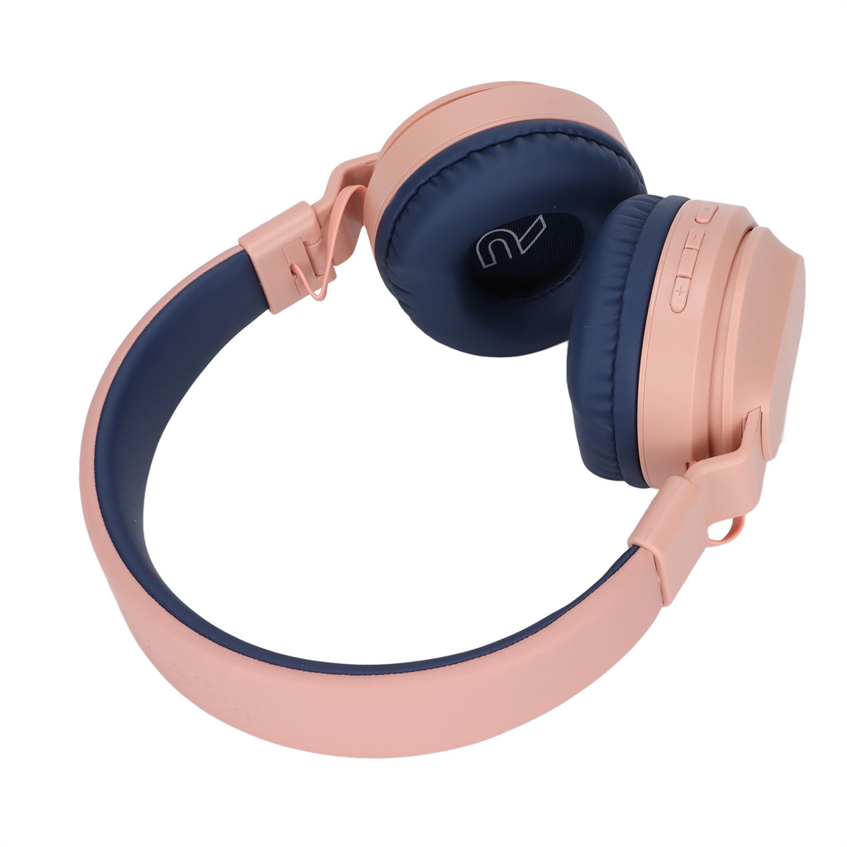 Rosa und blaue Kopfhörer, abgewinkelt, Ohrmuscheln und Bügel zeigend, freigestellt.