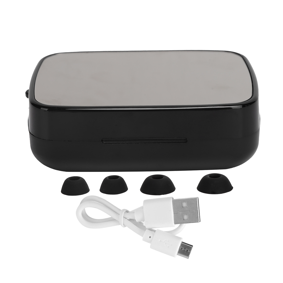 Schwarzes Ohrhörer-Etui, vier schwarze Ohrstöpsel und ein weißes USB-Kabel. Weißer Hintergrund.