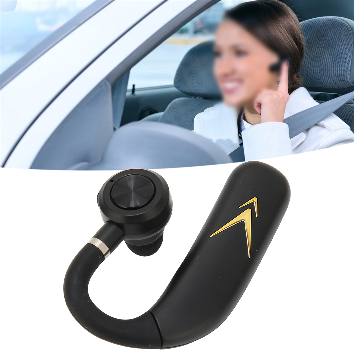 Eine Frau im Auto mit Bluetooth-Headset, Nahaufnahme eines schwarzen Headsets mit Golddetail.