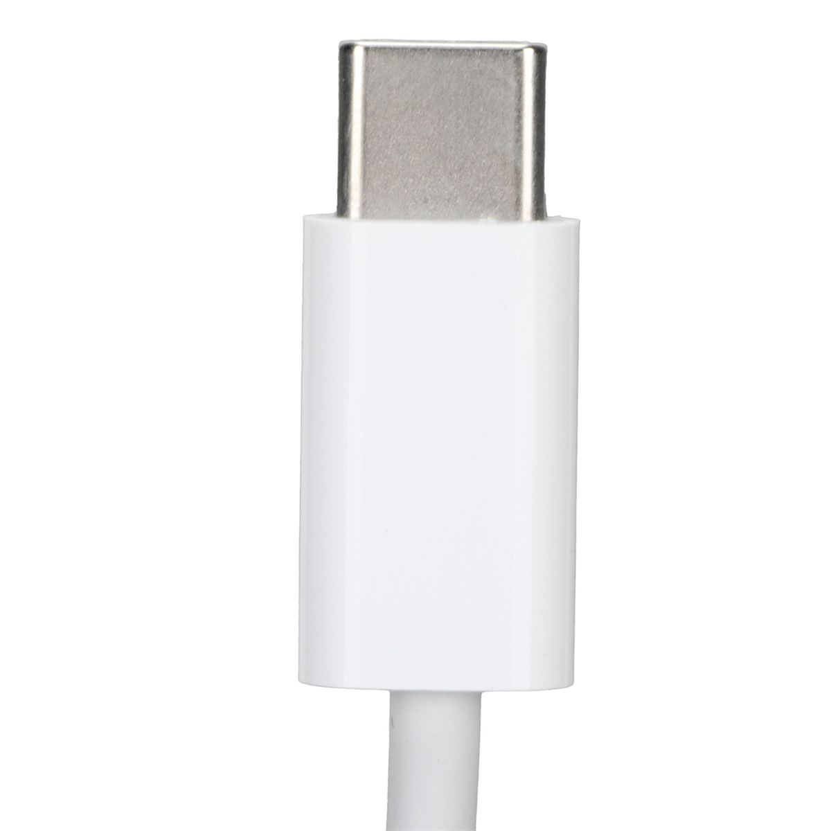 Nahaufnahme eines weißen USB-C-Kabelanschlusses auf weißem Hintergrund.
