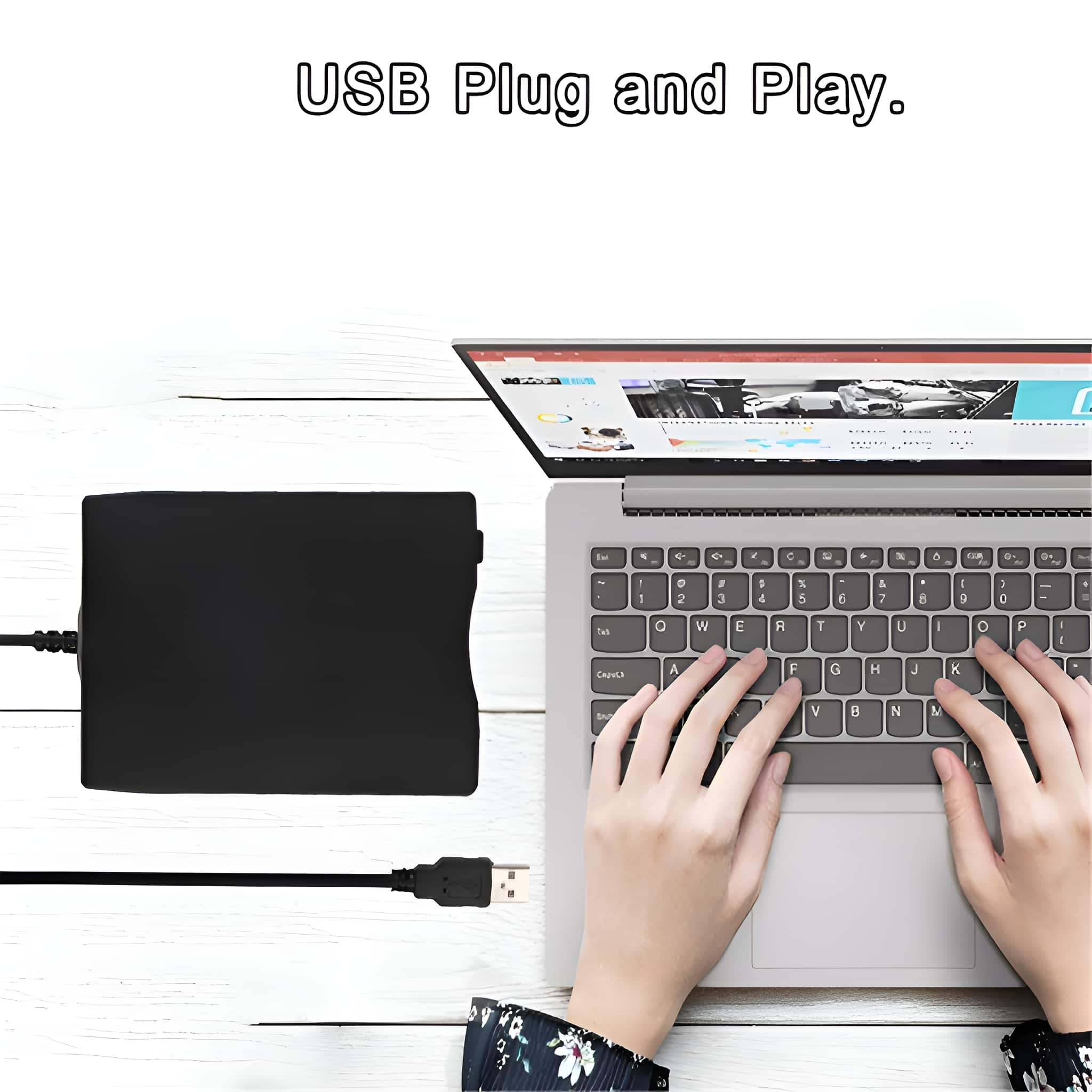 Ein Laptop mit Händen, die auf der Tastatur tippen. Ein schwarzes Gerät ist über USB verbunden.
